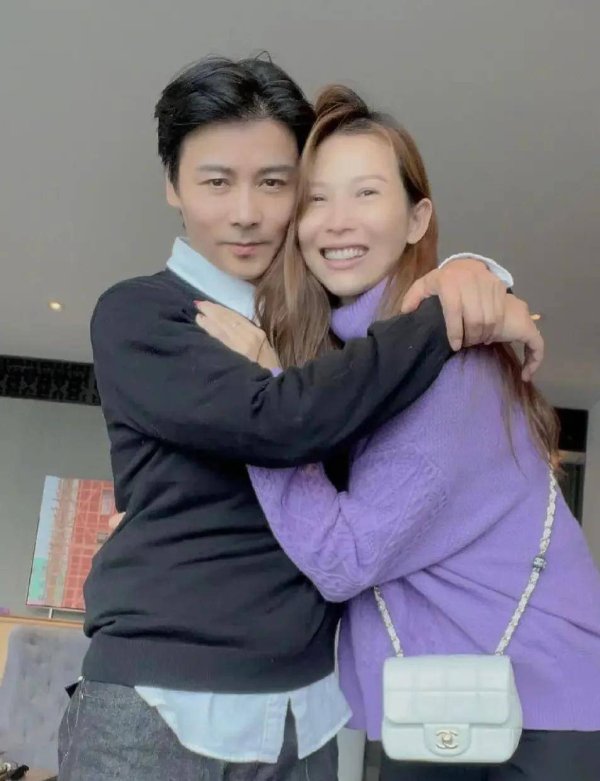 三亚股票配资公司 蔡少芬带三胎录节目，张晋全程黑脸不耐烦，24年恩爱夫妻人设崩塌？
